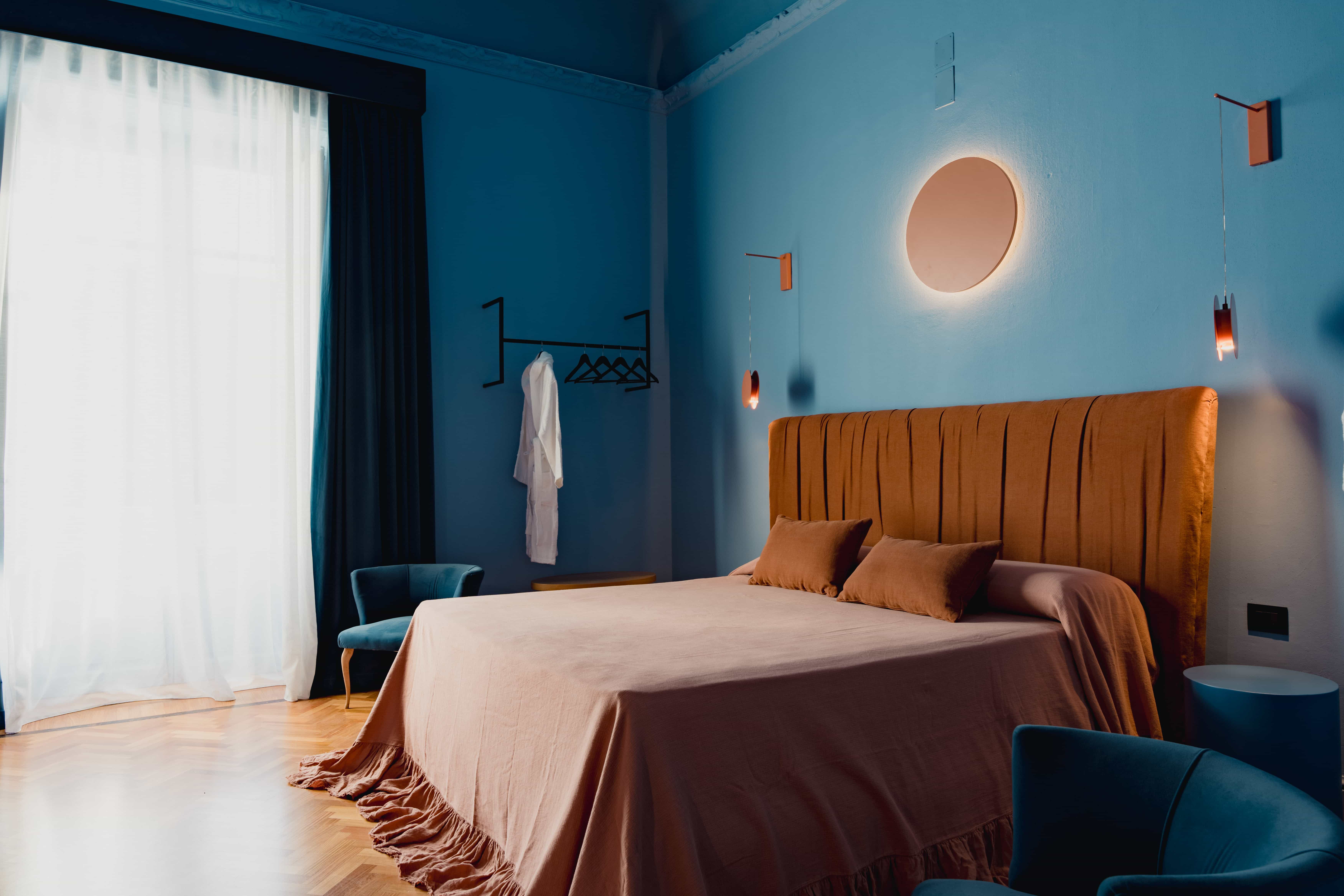Foto camera da letto cielo in una stanza